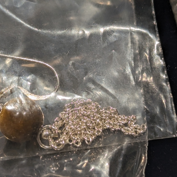 Avon sterling silver Genuine cat eye earrings new in box - Picture 5 of 6